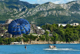 Parasailing, góry i plaża nad morzem Adriatyckim, Czarnogóra, Bałkany 