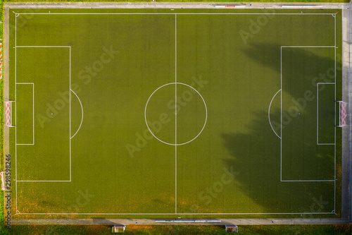 Fußballfeld mit deutlich erkennbaren Linien, Drohnenfoto