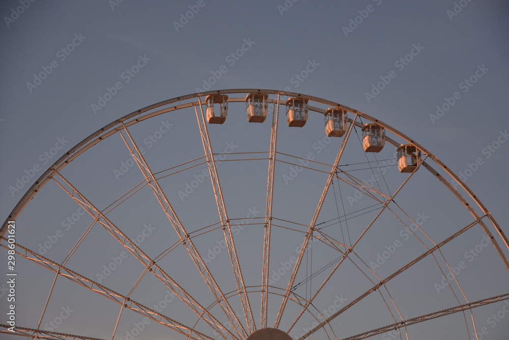 Assembly of the ferris wheel on the 