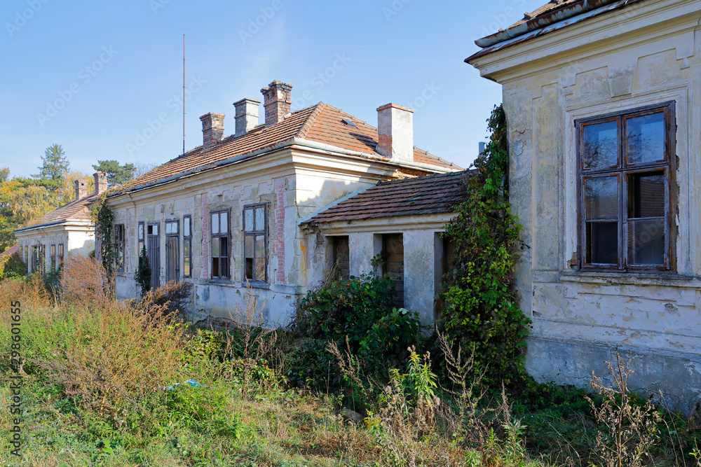 Verlassene Arbeiterhäuser eines ehemaligen Ziegelwerkes in Niederösterreich