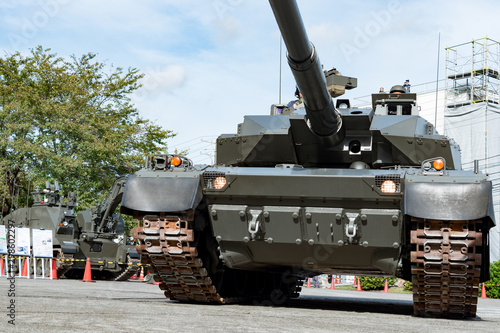 油気圧サスペンションで姿勢制御する陸上自衛隊の戦車