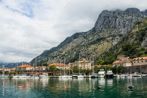 port  jachty  stare miasto Kotor w Czarnog  rze  UNESCO