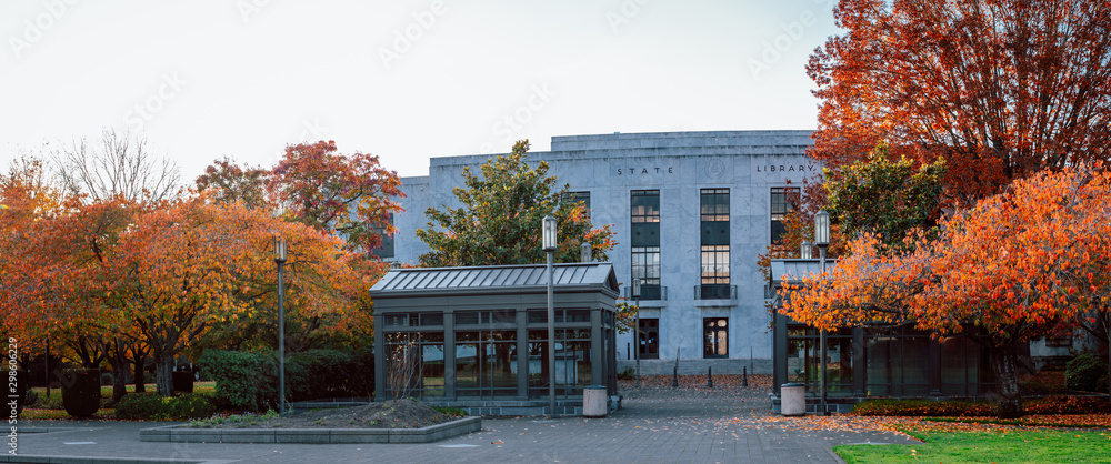 Obraz premium Building of State Library of Oregon in Autumn season