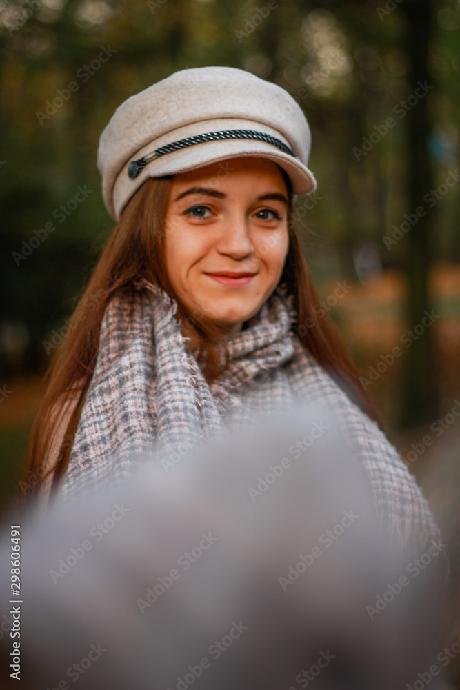 Autumn girl portraits. Beige coat, hat, white sneakers. Successful blogger. Yellow leaves and trees. Park. Warm atmosphere. Autumn girl portraits. Beige coat, hat, white sneakers. Successful blogger. Yellow leaves and trees. Park. Warm atmosphere.