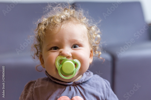 Vászonkép bébé fille avec tétine