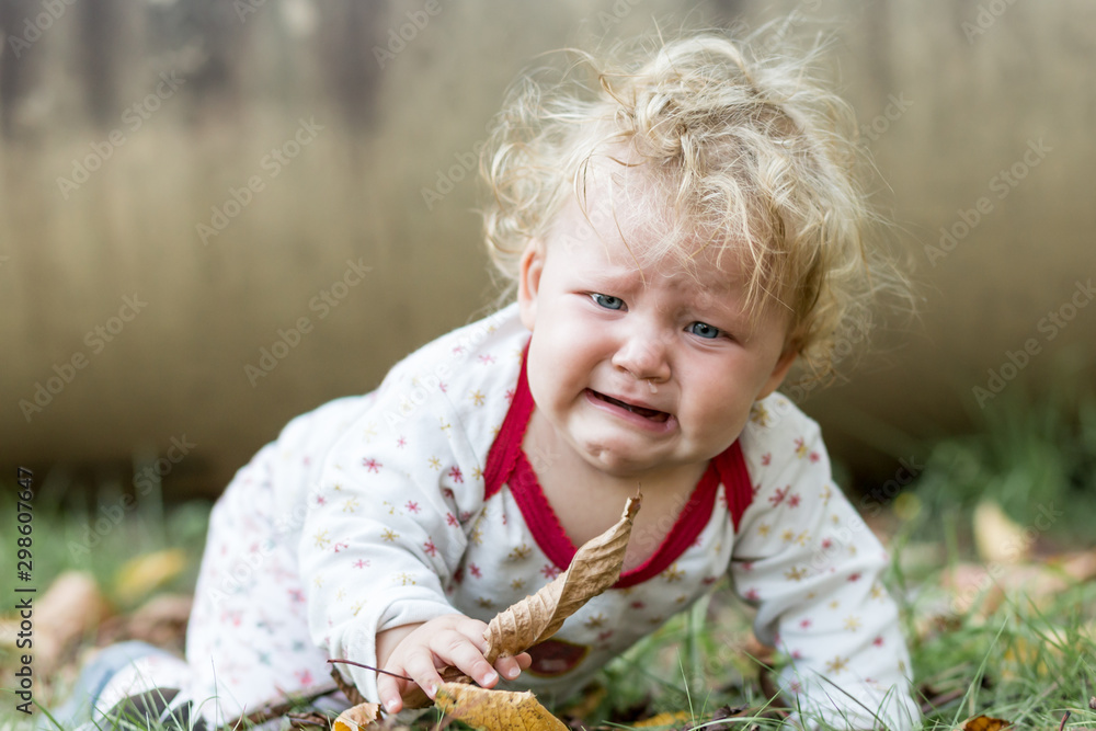 bébé fille triste Stock Photo | Adobe Stock