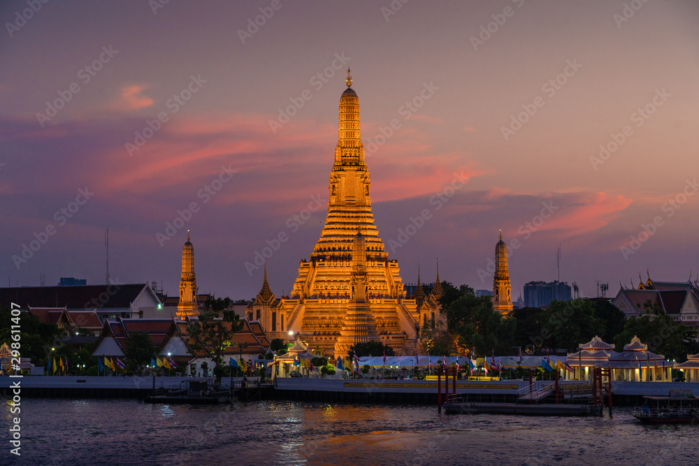 Wat Arun or Temple of Dawn in sunset, Wang Doem Rd., Khwaeng Wat Arun, Bangkok Yai district, Bangkok, Thailand