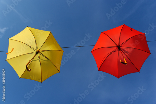 Regenschirme h  ngen an einer Leine  Altstadt Kempen