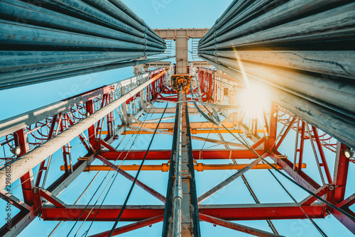 Fotografía Oil Drilling Derrick with Top Drive, Drill Pipe, Kelly Hose For Oil and Gas Expl