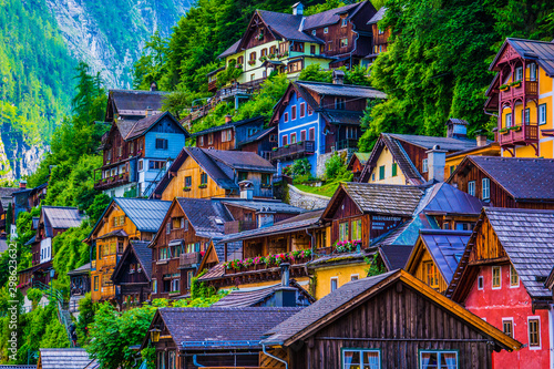 Coloridas casas de pequeño pueblo alpino en Austria photo
