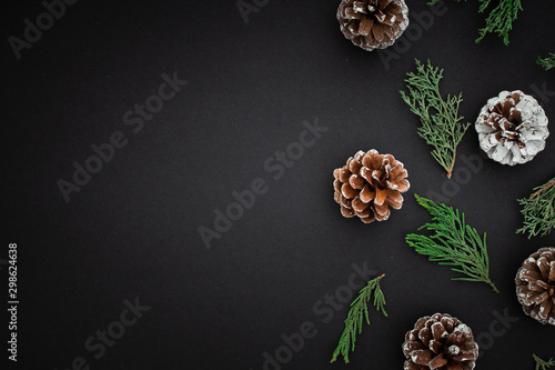 Composición navideña sobre fondo negro con textura