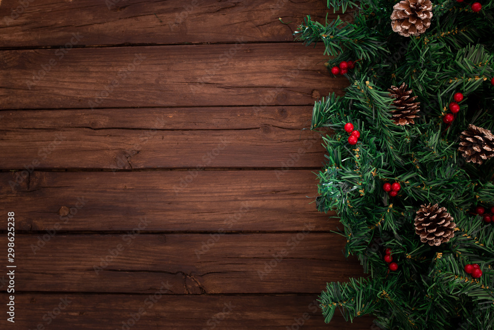 Composición con elementos de la navidad sobre fondo de madera Composición con elementos de la navidad sobre fondo de madera