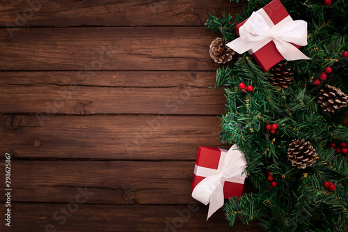 Bonias hojas de arbol de navidad sobre fondo con espacio para texto photo