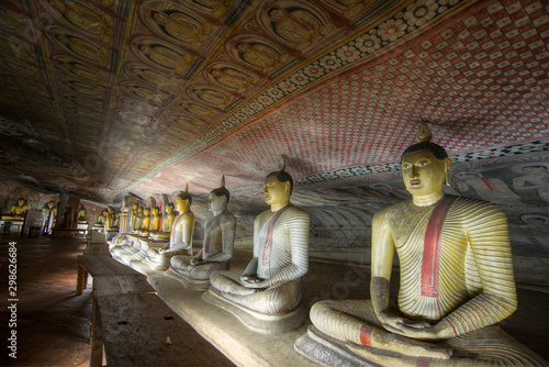 Statues du Bouddha dans les caves du temple d'Or de Dambulla, Sri Lanka photo