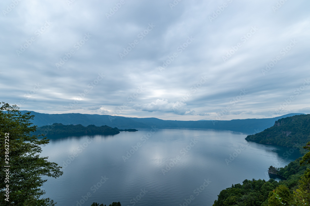 【青森県十和田湖】夏の十和田湖:瞰湖台から眺める十和田湖は開放的な大パノラマ 【青森県十和田湖】夏の十和田湖:瞰湖台から眺める十和田湖は開放的な大パノラマ