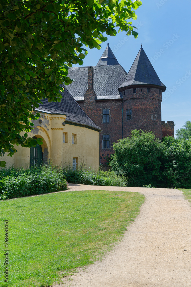 Fototapeta premium Burg Linn mit Jagdschlösschen, Krefeld