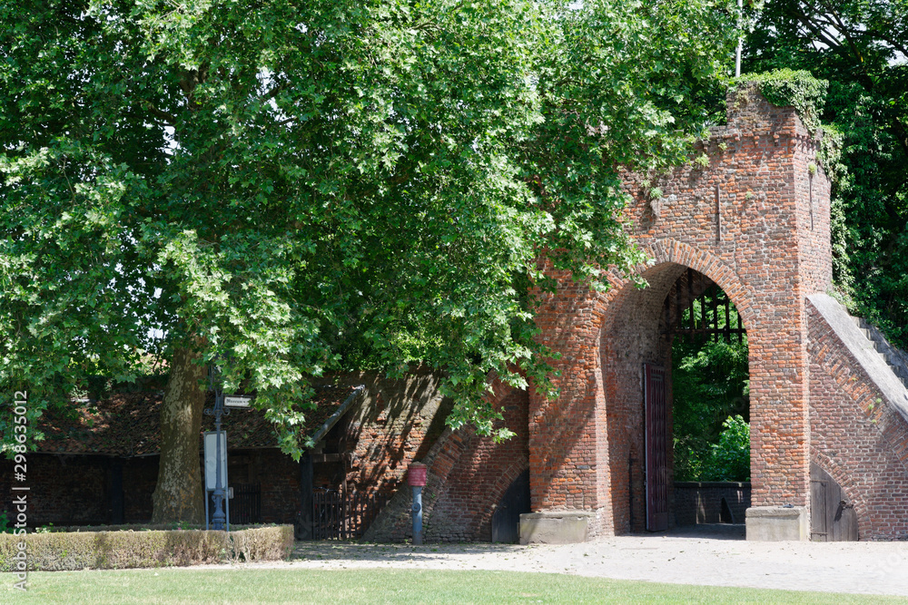 Eingangstor zum Burgpark der Burg Linn, Krefeld