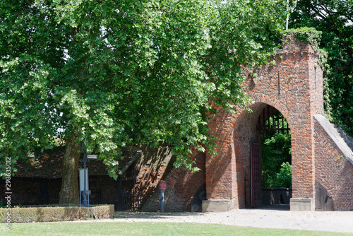 Fototapeta Naklejka Na Ścianę i Meble -  Eingangstor zum Burgpark der Burg Linn, Krefeld