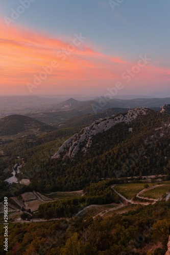 Paisaje de las Dentelles de Montmirall, situadas en el sur de Francia photo