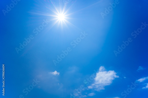 Obraz na płótnie 夏の青空と白い雲と太陽と