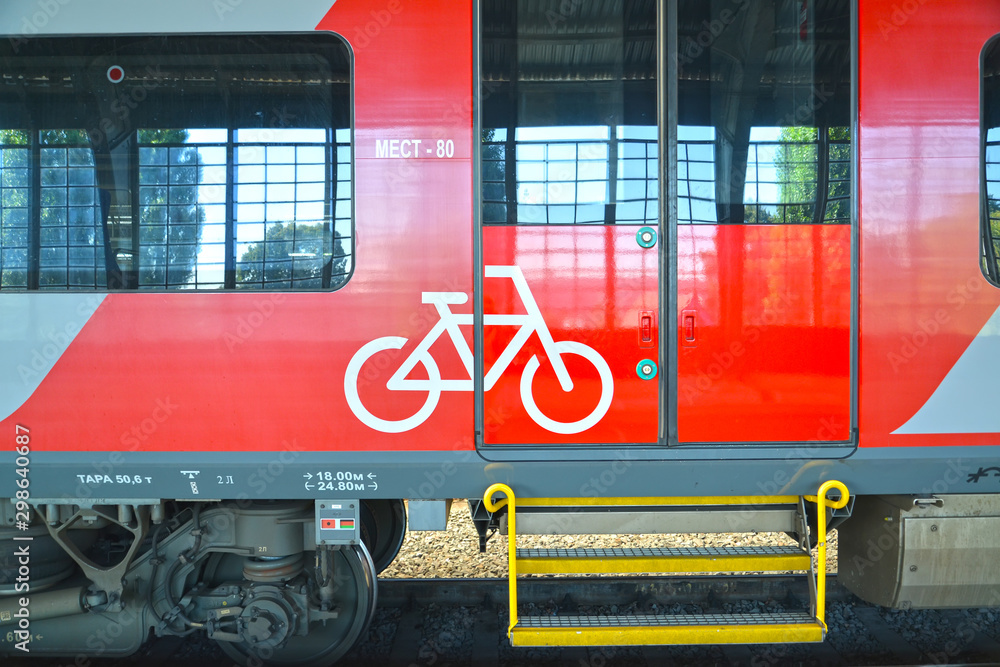 Obraz premium Entrance to electric train car for passengers with bicycles. Russian text - 80 seats