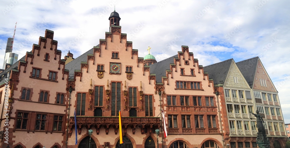 Obraz premium Typische Häuser mit Treppengiebel auf dem Frankfurter Römer