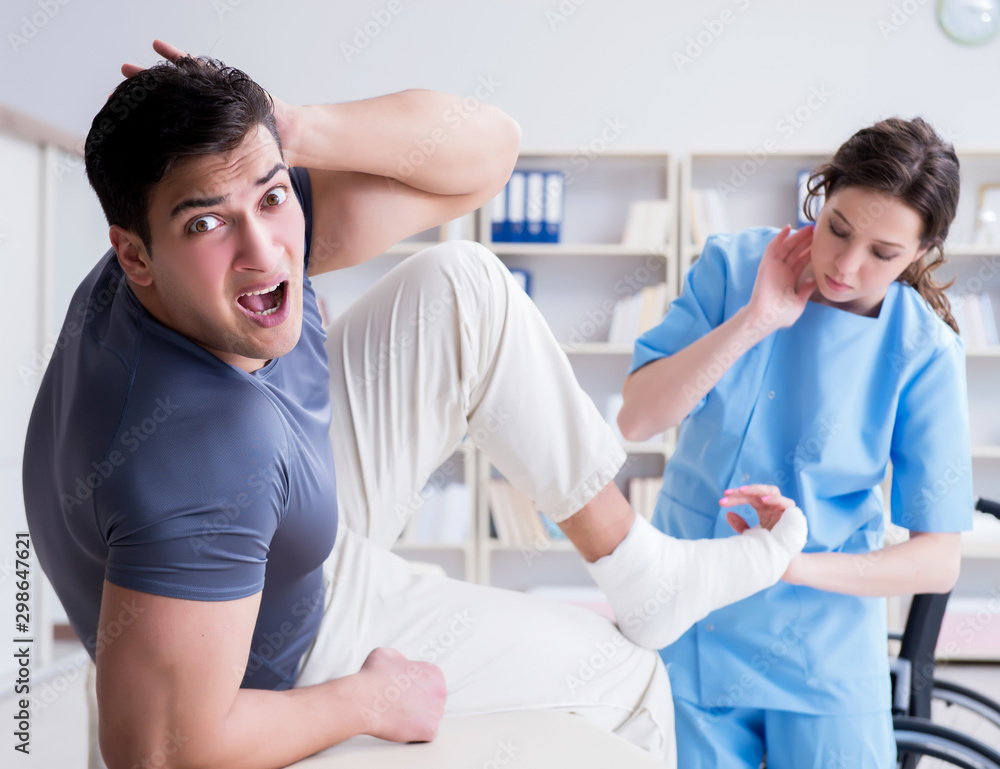 Obraz premium Doctor and patient during check-up for injury in hospital