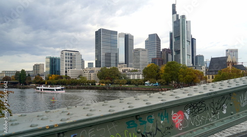 Panorama Frankfurts am Ufer des Mains mit Brüstung des Eisernen Stegs