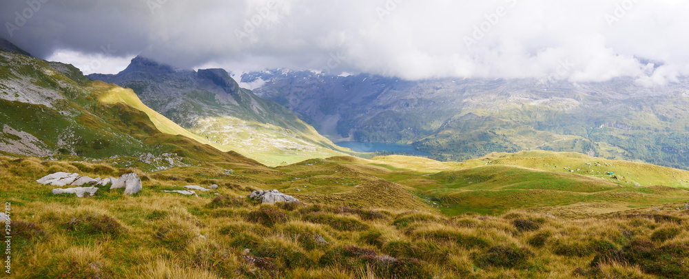 Fototapeta premium Bei Melchsee-Frutt, Schweiz: Panorama der Berge um den Titlis und das Schwarzenbachtal