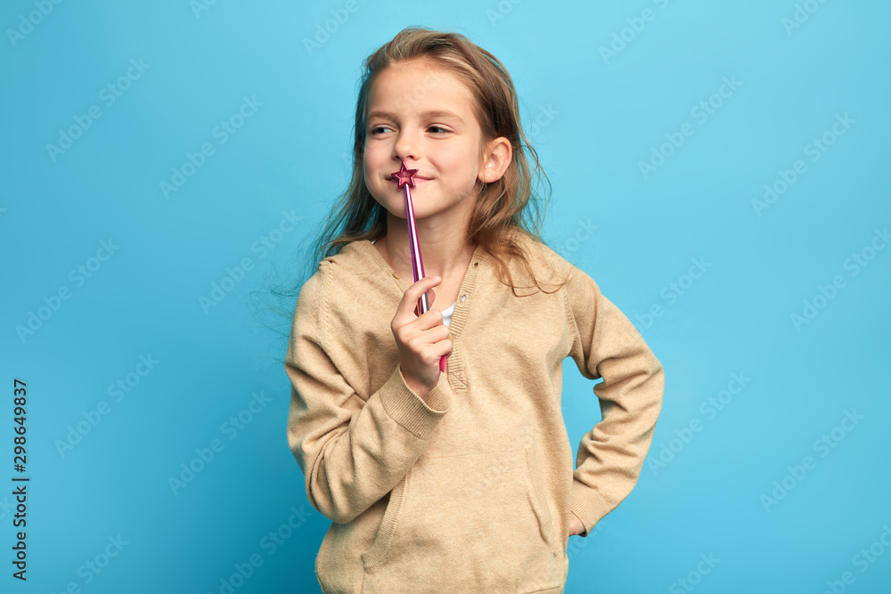Φωτογραφία little girl thinking about business like a beautician, pensive smiling girl with