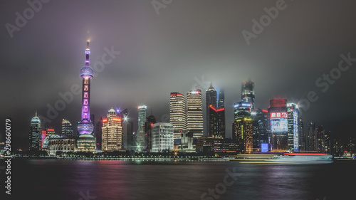 Skyline von Shanghai im leichten Nebel, China