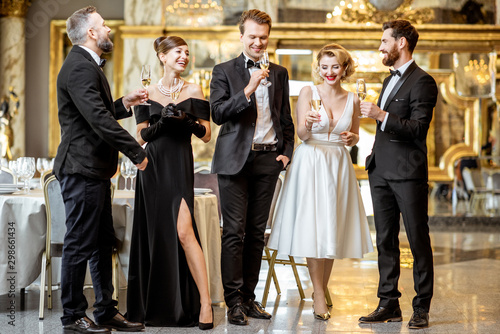 Obraz na plátne Well-dressed people celebrating New Year indoors