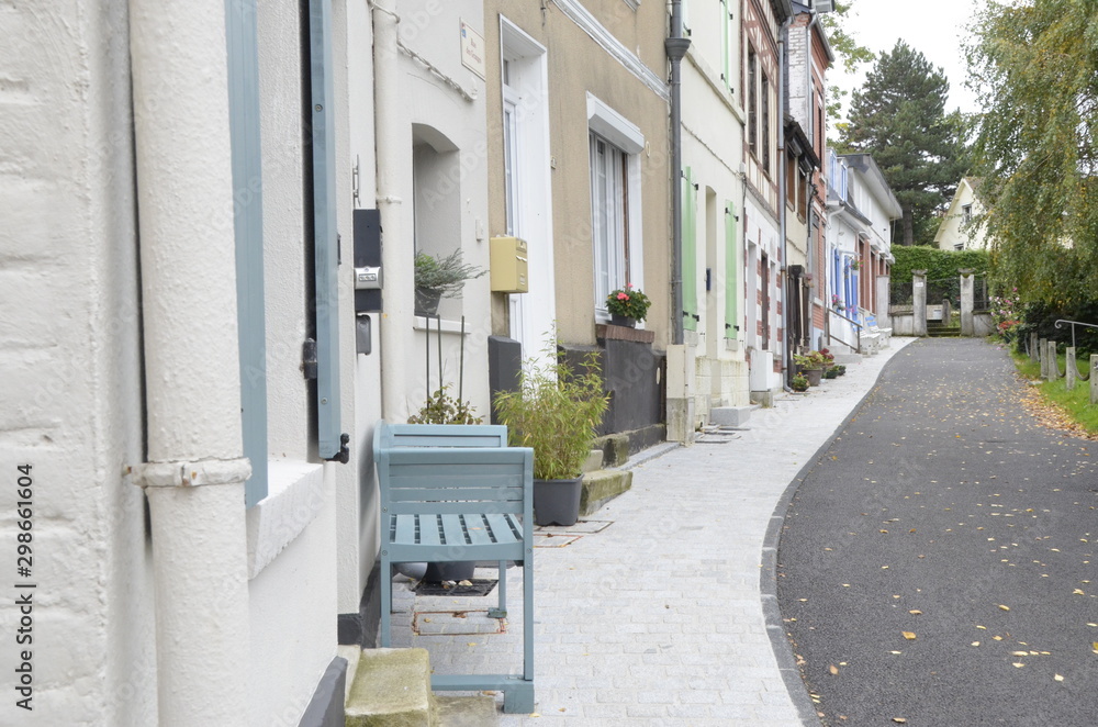 Fototapeta premium Saint-Valery-sur-Somme jolie volets colorés rue en pente