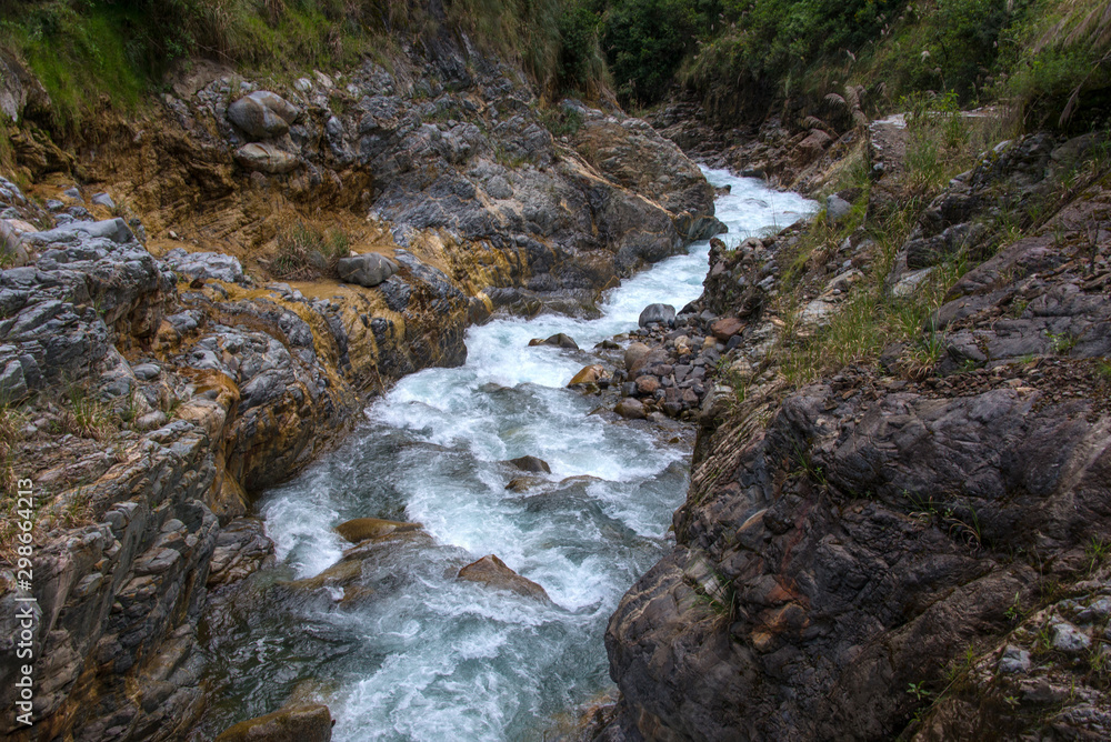 Obraz premium Raging river in Peru (Salkantay track)