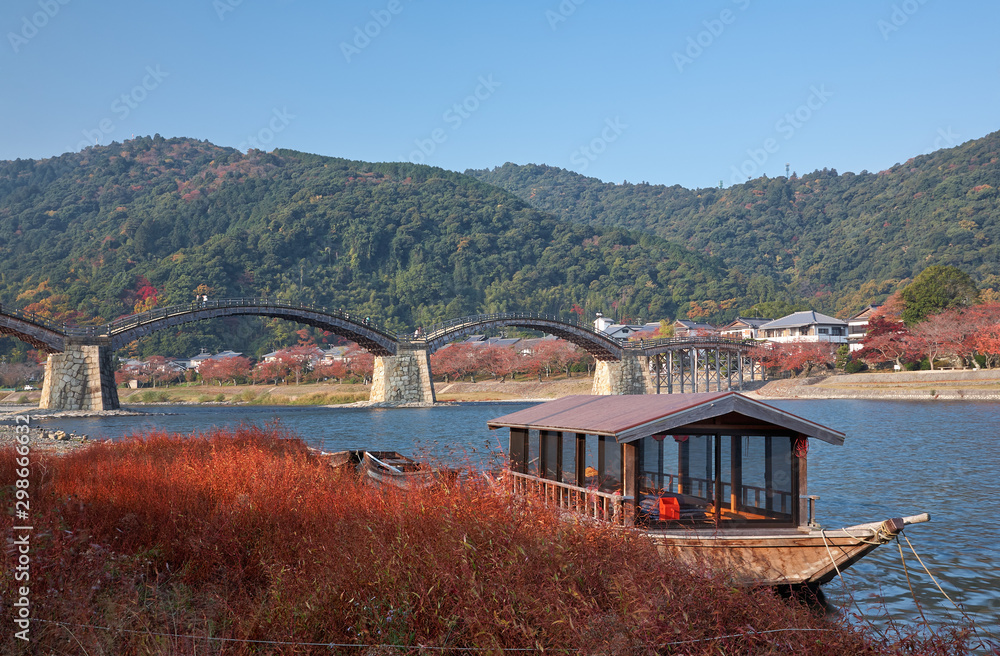 Εκτύπωση καμβά Wasen boat and Kintai Bridge over Nishiki river in Iwakuni. Japan