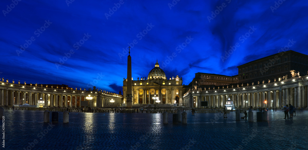 Obraz premium Night panorama of Vatican city. Bernini's colonnade, Maderno's fountain and St. Peter's Basilica at night during blue hour.