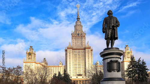 Quadro su tela Main building and Lomonosov monument in autumn sunset campus of Moscow universit