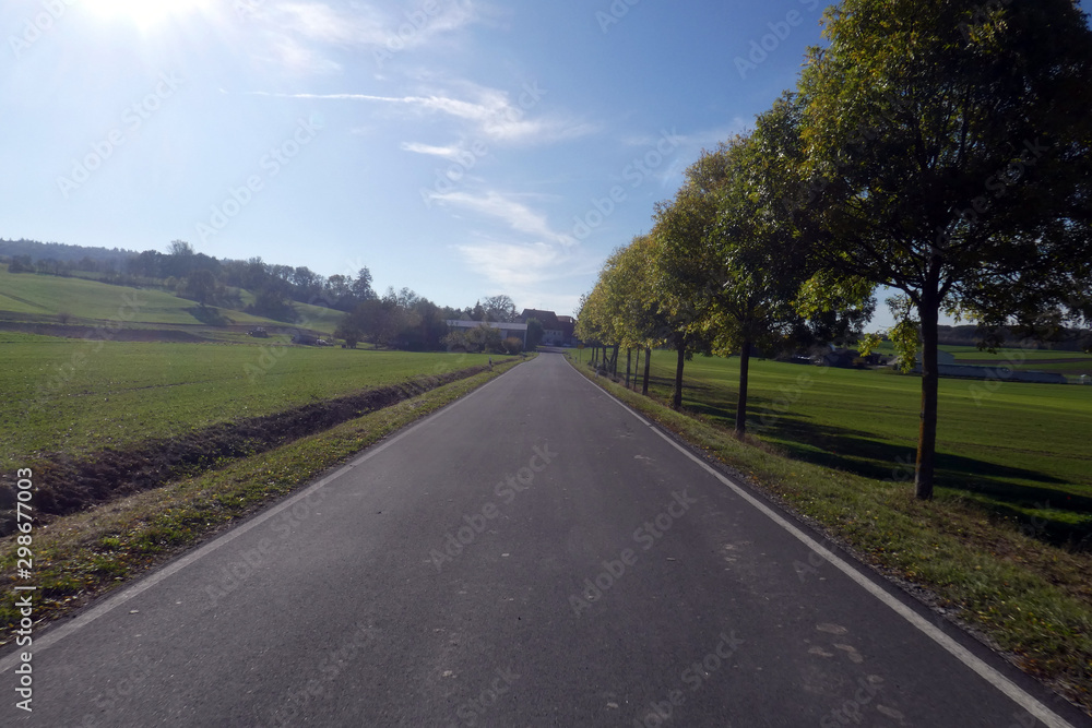 Fototapeta premium Straße von Stierhöfstetten nach Castell