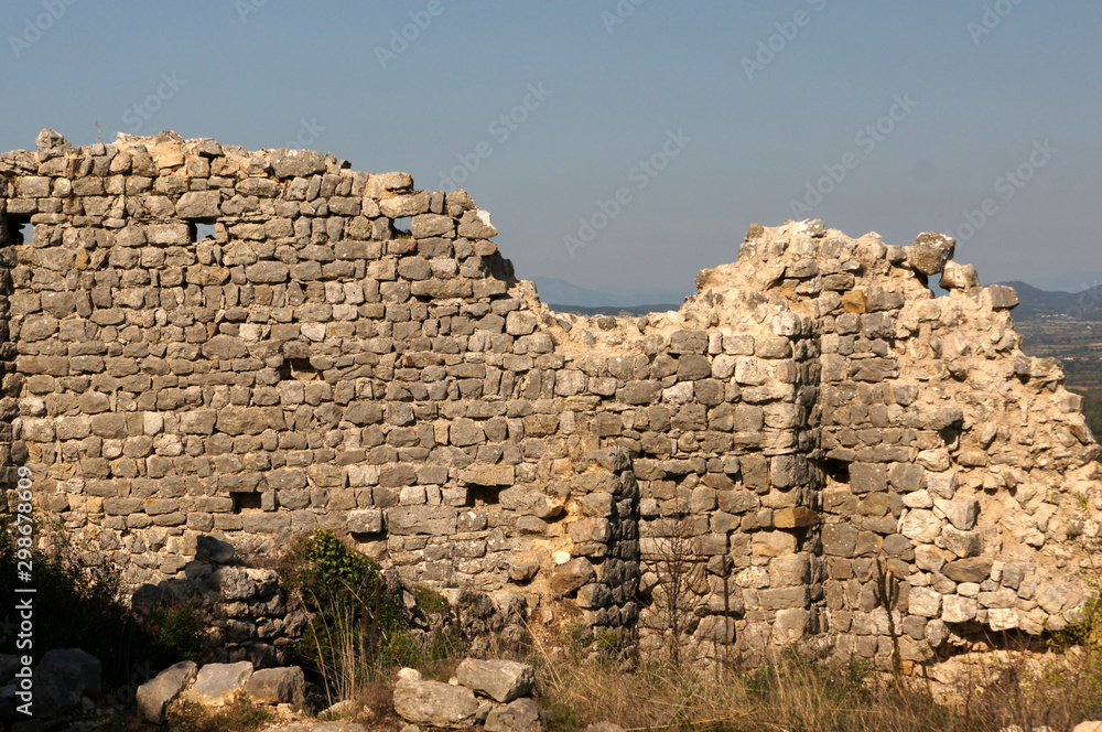 Pan de mur en ruine, château d'Allègre, Gard