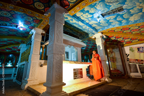 Moines boudhistes priant dans le temple de Galle Fort au Sri Lanka © Guillaume Leray