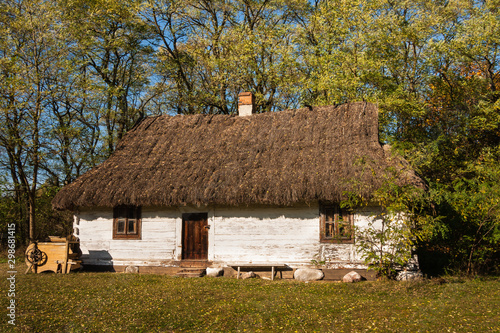 Stary dom na polskiej wsi