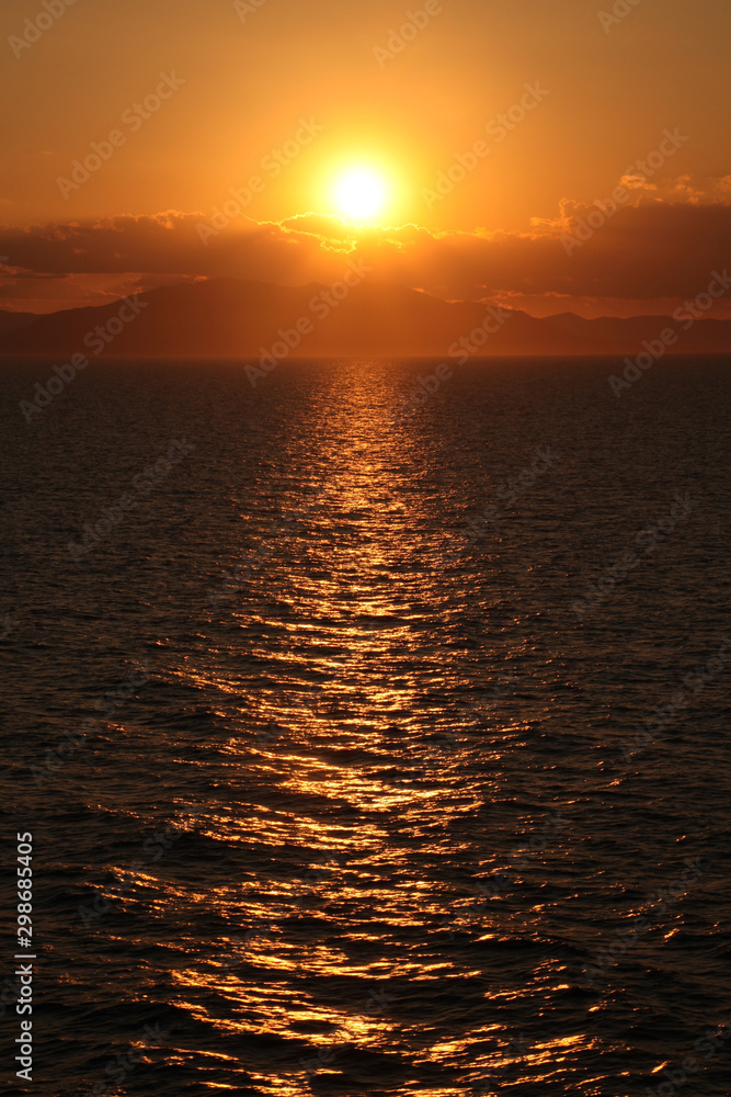 Obraz premium Beautiful orange Caribbean sunset off the coast of Jamaica.