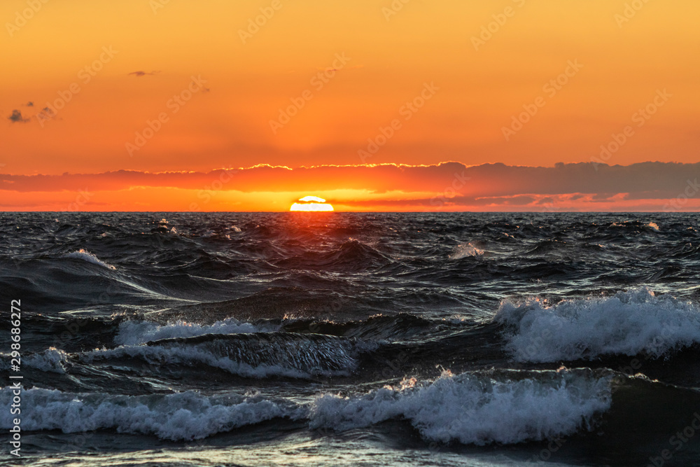 Fototapeta premium sunset over the sea with waves
