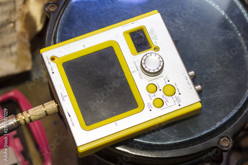 Cuadro en lienzo Electronic effects pedal device for electric guitars of yellow color, connected