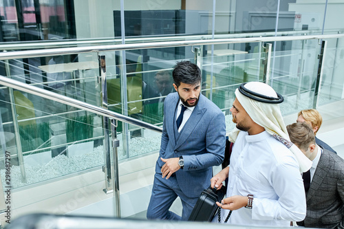 Canvas Print Attentively listen and speak sheikh and caucasian businessman