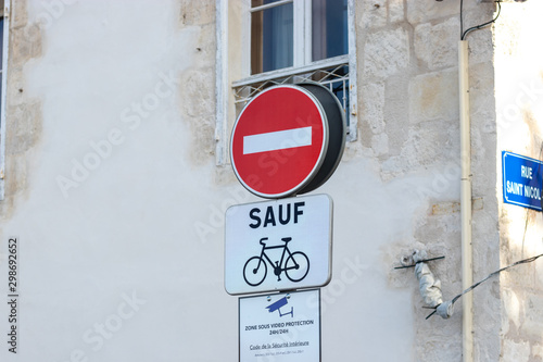 Panneau de sens interdit saud cycles photo