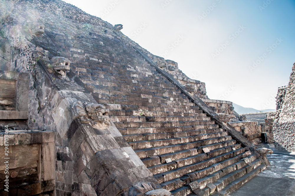 Fototapeta premium Teotihuacan Pyramids on Sunny Day