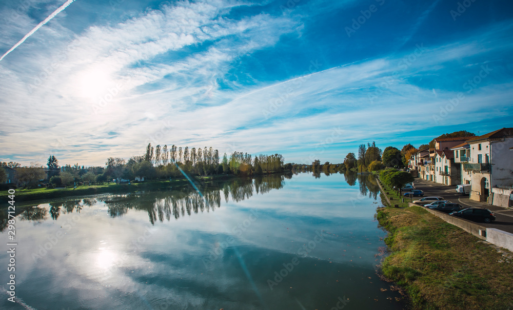 Peyrehorade, Landes / France »; October 25, 2019: the river full of lots of water in the municipality of Landes de Peyrehorade