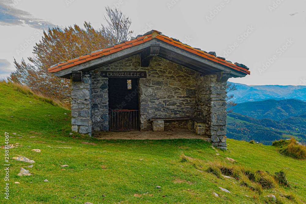 Fototapeta premium Ermita de la subida a Ernio
