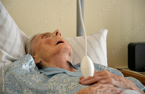 kranke seniorin im pflegeheim photo